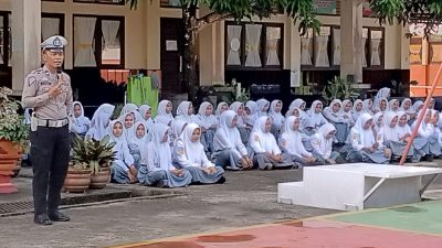 Polres Kuansing dan Indonesia Safety Driving Center (ISDC) Gelar Police Goes To School di SMAN 1 Kuantan Mudik