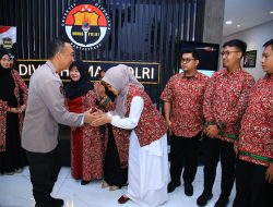 Jelang HUT Humas Polri, Irjen Pol Sandi Berangkatkan Anggotanya Umroh