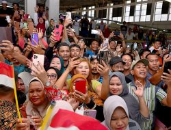 Kunjungi Pasar Sanggam Adji Dilayas Berau, Jokowi Pantau Harga Kebutuhan Pokok