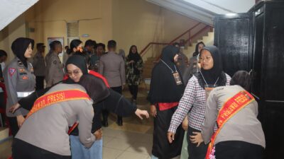 Aksi Polwan Pelalawan  Lakukan Pemeriksaan Ketat Petugas Pelipatan Surat Suara Pemilu 2024