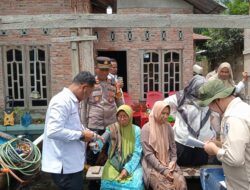 Peduli Masyarakat Terdampak Banjir, Kapolres Rohil Beri Pengecekan Kesehatan dan Obat Gratis Serta Sembako