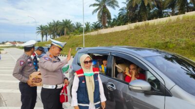 Kasat Lantas Polres Siak Bagikan Air Mineral dan Roti ke Pemudik 