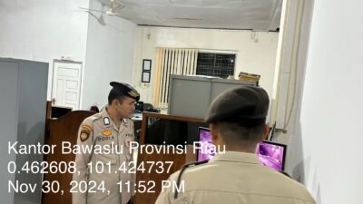 Personel Subsatgas PAM 24 Jam Siaga Pengamanan di Kantor Bawaslu Riau