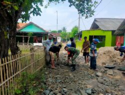 Babinsa Koramil 11/Pebayuran dan Warga Fokus Pengerasan Jalan Kampung Babakan Rengas
