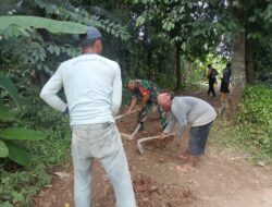 Gotong Royong Warga Kampung Cinyosog Bersama Babinsa untuk Pengerasan Jalan