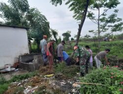 Upaya Bersama, Parit di Desa Karangharja Dibersihkan Warga dan Babinsa