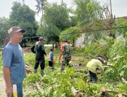 Babinsa Koramil 11 Pebayuran Gelar Kerja Bakti Bersama Warga Bersihkan Saluran Air di Desa Sumbersari