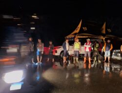 Kapolres Bersama Bupati Pelalawan Pantau Situasi Banjir dan Arus Lalin di Jalintim