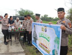 Raih Keberkahan di Bulan Suci Ramadhan, Polres Pelalawan Berbagi Takjil di Lokasi Banjir