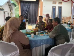 Bhabinkamtibmas Polsek Loa Janan Hadiri Hajatan Warga, Jalin Kedekatan Lewat Silaturahmi