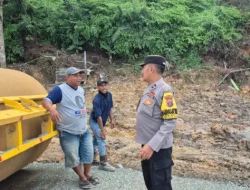 Bhabinkamtibmas Batuah Tekankan Protokol Keselamatan Kerja Kepada Pekerja Proyek Jalan