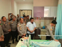 Kapolres Kukar Tunjukkan Kepedulian, Jenguk Kasat Binmas yang Sakit di RS ABADS Samboja