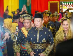 Kapolri Terima Anugerah Adat Ingatan Budi dari LAM Riau: Simbol Kehormatan, Amanah Moral, dan Komitmen Kebangsaan