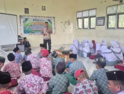 Bhabinkamtibmas Loa Janan Tanamkan Nilai Disiplin dan Sadar Hukum Sejak Dini di MTs DDI Karya Baru