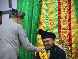 Kapolda Riau Hadiri Anugerah Gelar Kehormatan Adat Datuk Panglimo Sati Indragiri dari LAN Kuansing Kepada Gubri