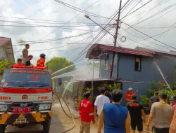 Bersama Damkar, Polres Kukar Cepat Tangani Kebakaran Rumah Warga di Perumahan Tambak Rel