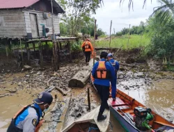 Sat Polairud Polres Kukar dan Tim SAR Gabungan Evakuasi Korban Diterkam Buaya di Muara Jawa