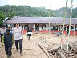 Polres Lampung Barat Terjun Langsung Salurkan Bantuan Untuk Korban Banjir Suoh