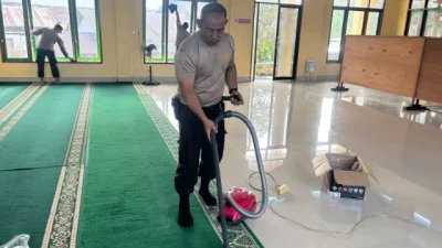 Ciptakan Lingkungan Sehat dan Harmonis, Polsek Muara Jawa Adakan Jum’at Bersih Bersama Warga