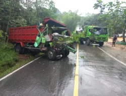 Dump Truk Oleng, Tabrakan di Samboja Barat: Polisi Sigap Tangani Korban dan Amankan TKP
