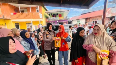 Terus Menebar Kepedulian, Polwan Polda Kaltim bersama Bhayangkari Daerah Kaltim Berbagi Sembako kepada Masyarakat yang Membutuhkan