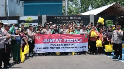 Dekat dengan Warga, Kapolres Metro Tangerang Kota Bagikan 50 Paket Sembako