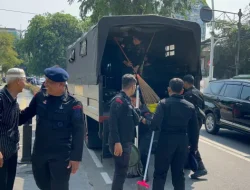 Satbrimob Polda Metro Jaya Tebar Kepedulian Lewat “Jumat Peduli” di Masjid Jami’ Al-Makmur Cikini