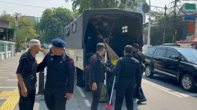 Satbrimob Polda Metro Jaya Tebar Kepedulian Lewat “Jumat Peduli” di Masjid Jami’ Al-Makmur Cikini