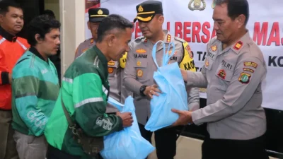 Peduli Sesama, Polres Metro Tangerang Kota Salurkan Bantuan untuk Pengemudi Ojol