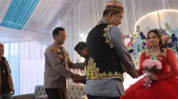 Penuh Kehangatan, Kapolres Kukar Hadiri Pernikahan yang Satukan Canda dan Persaudaraan