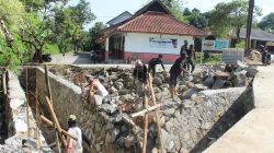 TMMD ke-126 Hari ke-18: Satgas Lanjutkan Pembangunan Tanggul di Kampung Tegal Sapi