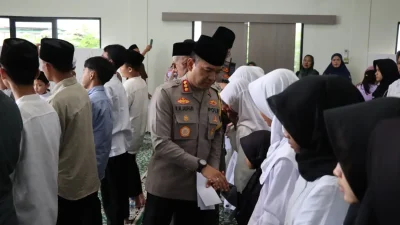 Polres Metro Tangerang Kota Gelar Binrohtal dan Santunan Anak Yatim di Masjid Al-Fattah Tangerang Kota