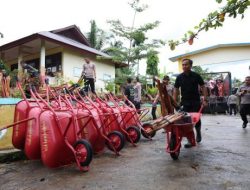 Bantuan Gerobak-Sekop Polda Riau Tiba di Agam, Siap Bersihkan Lumpur