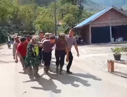 Tak Kenal Hari Libur, Polri Bersama Warga Bangun Jembatan Darurat Pascabencana di Aceh Tengah