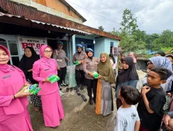 Polwan Bid Propam Bersama Bhayangkari Salurkan Baksos “Polda Kaltim Berbagi” di Batu Ampar