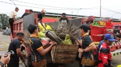 Gerakan Indonesia Asri, Polres Kukar Turun Langsung Bersihkan Pasar Mangkurawang Bersama Steakholder