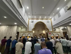 Tarawih Keliling di Cipete, Polda Metro Jaya Serahkan Al-Qur’an ke Masjid An-Nur