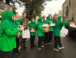 Ramadhan Penuh Berkah, Koramil 01/Tambun Bersama Persit dan AOB Tebar Kebaikan di Jalan Raya Tambun Selatan