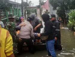 Banjir Rendam Sejumlah Wilayah Kota Tangerang, Polres Metro Tangerang Kota Turun Tangan Evakuasi Warga
