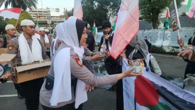 Penyampaian Aspirasi di Kedubes AS Berlangsung Kondusif, Polisi Bagikan Snack Ke Peserta Aksi