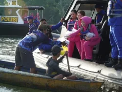 Ditpolairud Polda Kaltim Berbagi 400 Takjil Kepada Nelayan di Pesisir Teluk Balikpapan