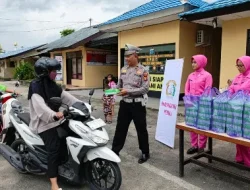Tabur Keberkahan di Jalan Poros, Polsek Anggana Bagikan Ratusan Paket Takjil Untuk Pengendara