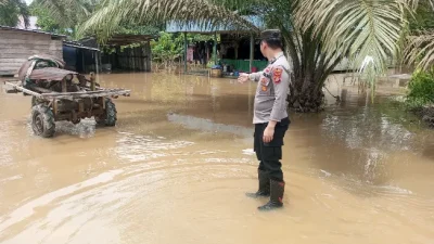 Banjir di Desa Menamang Kanan Mulai Surut, Polsek Muara Kaman Tetap Siagakan Personel