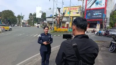 Satgas Humas Ops Ketupat Mahakam 2026 Laksanakan Live Report di Simpang TL Beruang Madu Balikpapan