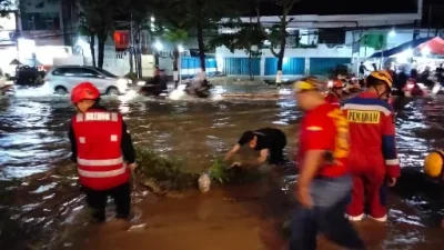 Respons Cepat Brimob Polda Kaltim Tangani Pohon Tumbang dan Banjir di Jalan MT Haryono Balikpapan
