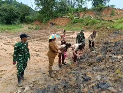 Wujudkan Sinergitas TNI-Polri, Polsek Tenggarong Seberang Kawal Aksi Tanam Pohon dan Rekor MURI di Desa Manunggal Jaya
