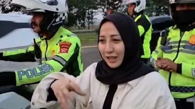 Tertinggal di Rest Area, Pemudik Asal Indramayu Diselamatkan Polisi dan Diantar Susul Keluarga