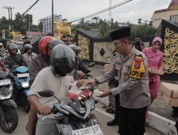 Pererat Silaturahmi di Bulan Suci, Polres Kukar dan Bhayangkari Bagikan Ratusan Paket Takjil untuk Pengguna Jalan