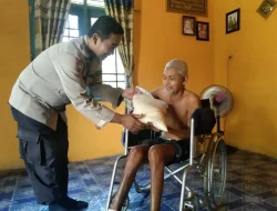 Polisi Berbagi Kehangatan: Sembako Kapolres Kutai Kartanegara Sentuh Hati Warga Sumber Sari