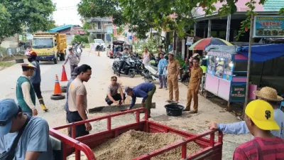 Wujudkan Wilayah Asri, Kapolsek Kota Bangun dan Masyarakat Gelar Aksi Gotong Royong Massal